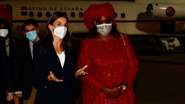 La reina Letizia con la primera dama de Senegal a su llegada a Dakar este domingo.