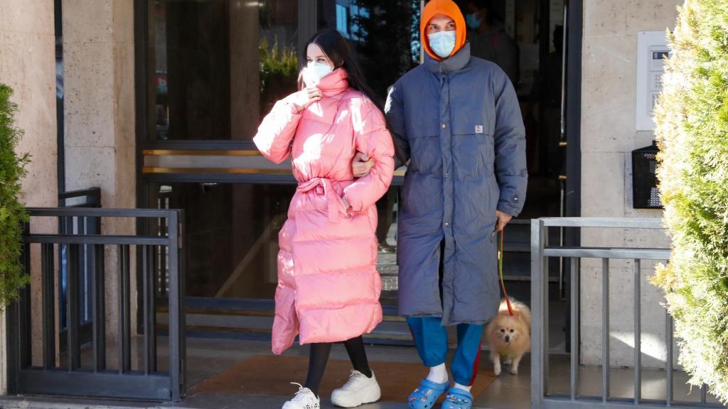 María, la hija de Verónica Forqué, ha acudido al domicilio acompañada de su pareja.