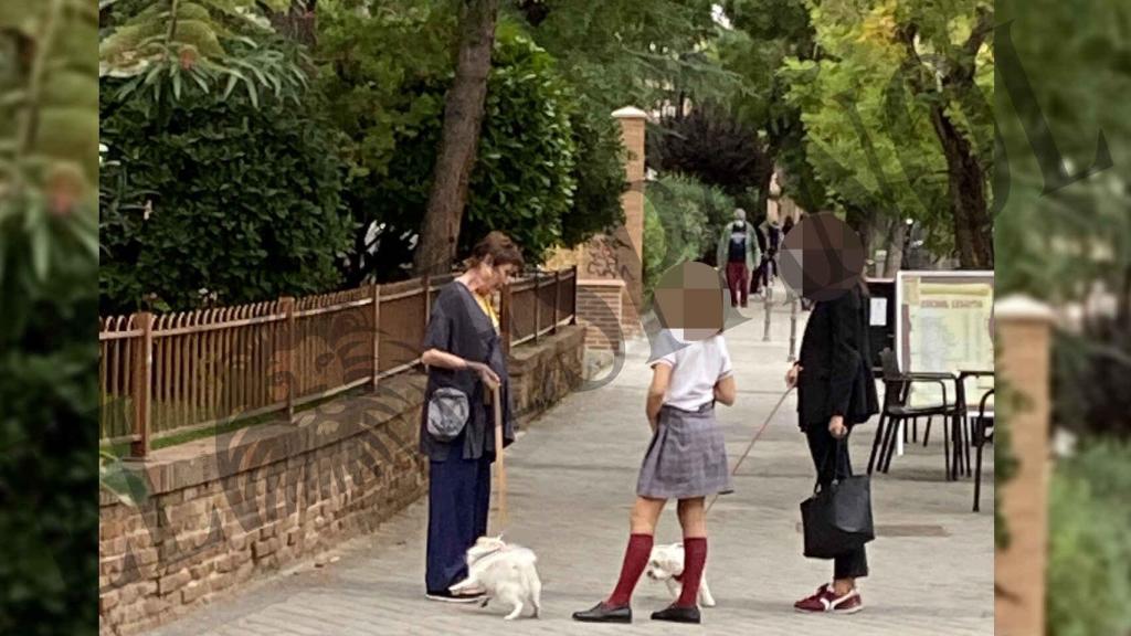 Verónica Forqué en un momento dado de su paseo por su barrio, saludando a una vecina y su hija