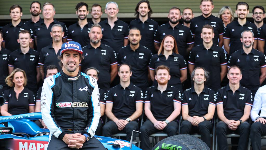 Fernando Alonso posa junto a los mecánicos e ingenieros del equipo Alpine