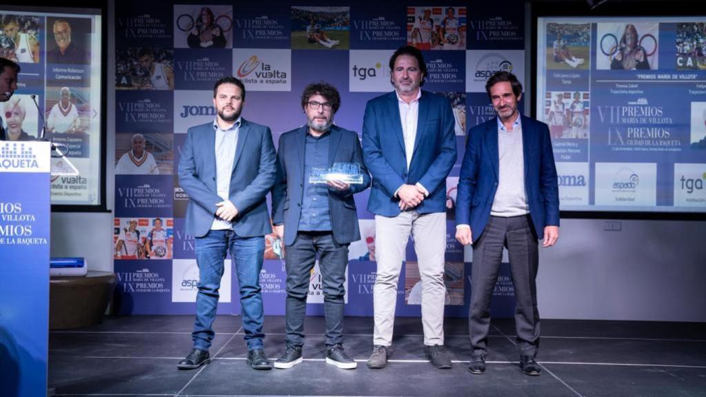 Equipo de Informe Plus, recogiendo el premio de la categoría de Comunicación para Informe Robinson