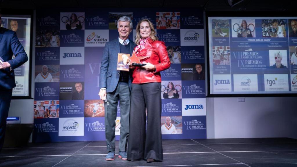 Theresa Zabell, posando con su premio María de Villota junto a Emilio de Villota