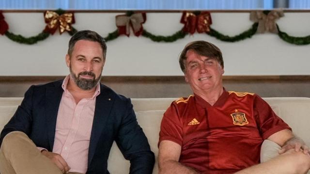El presidente de Vox, Santiago Abascal, y el expresidente de Brasil, Jair Bolsonaro, en Brasilia.