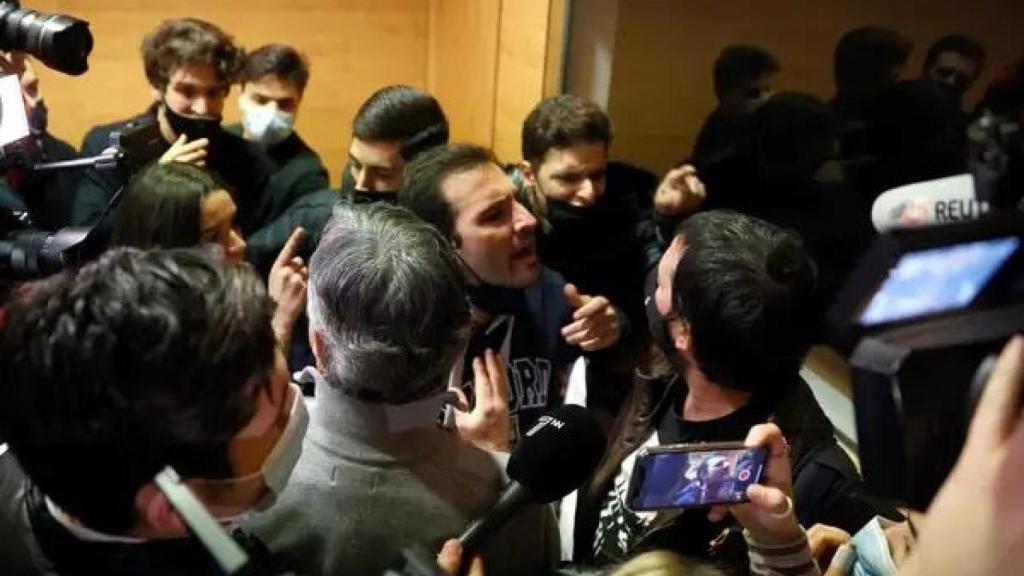 Varios radicales intentan boicotear la conferencia que el dramaturgo cubano Yunior García y el opositor venezolano Leopoldo López han ofrecido este lunes en la Universidad Complutense de Madrid.