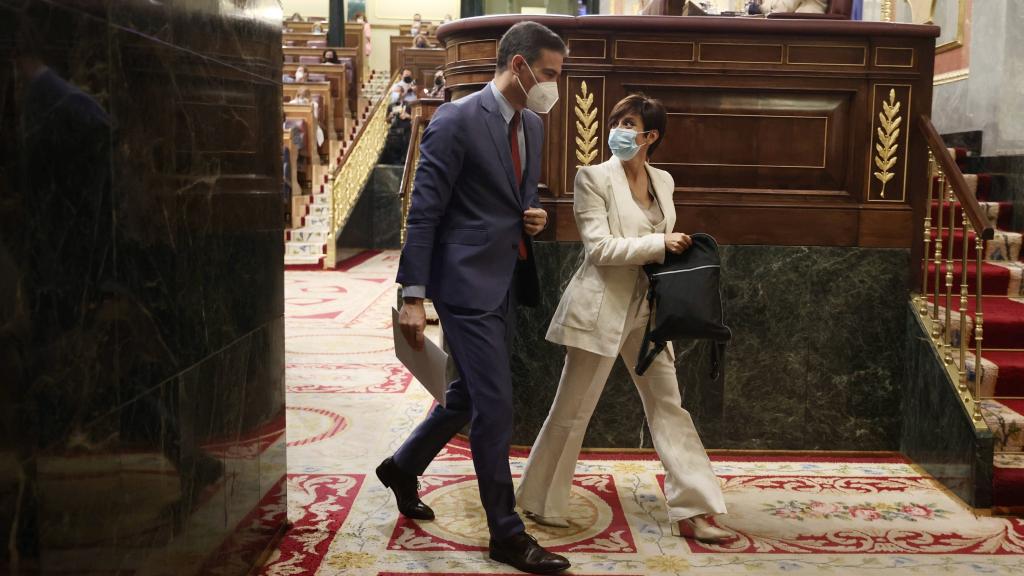 El presidente del Gobierno, Pedro Sánchez, con la portavoz del Ejecutivo, Isabel Rodríguez.