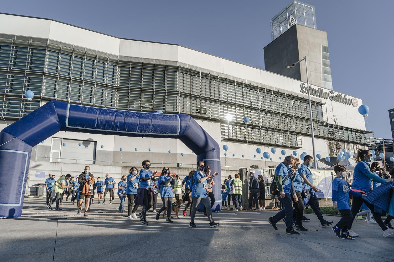 Los participantes de la 5KM Solidarios salen caminando (Hijos de Rivera).