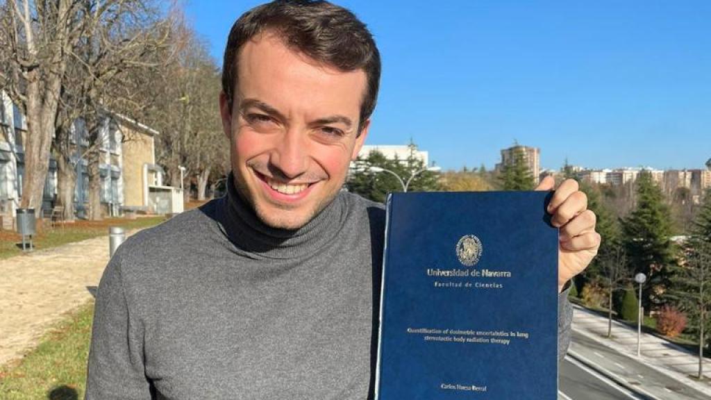 Carlos Huesa con un ejemplar de su tesis.