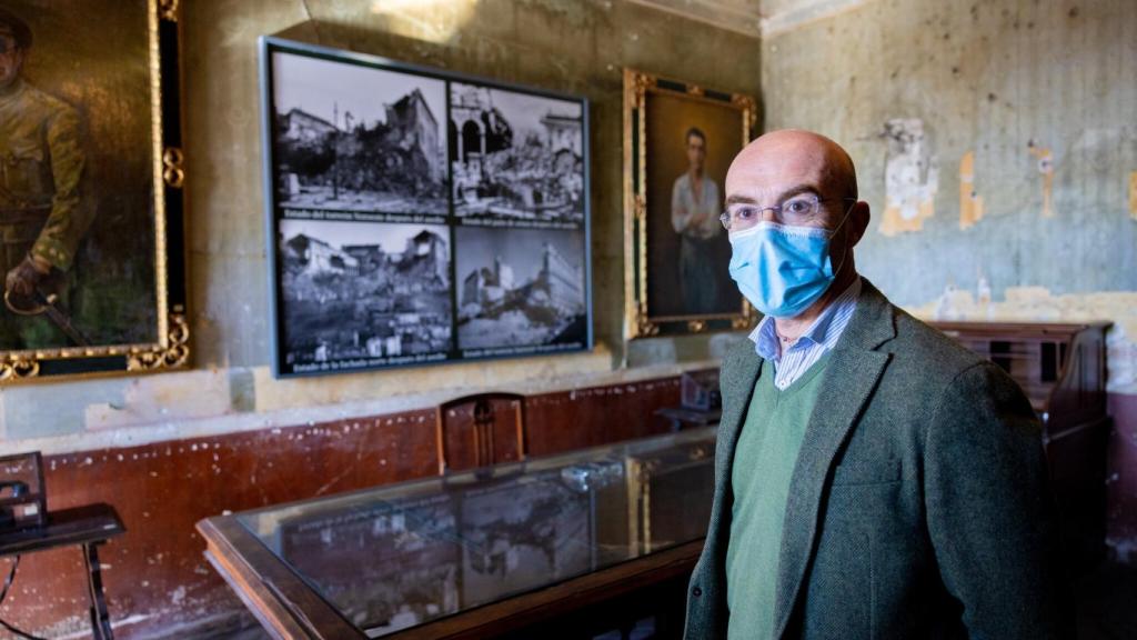 Jorge Buxadé en el despacho del general Moscardó, en el Alcázar de Toledo.