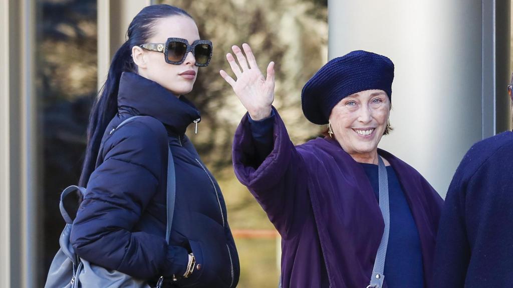 Verónica Forqué y su hija durante el entierro de Carmen Vázquez, madre y abuela de las artistas, en Vigo.