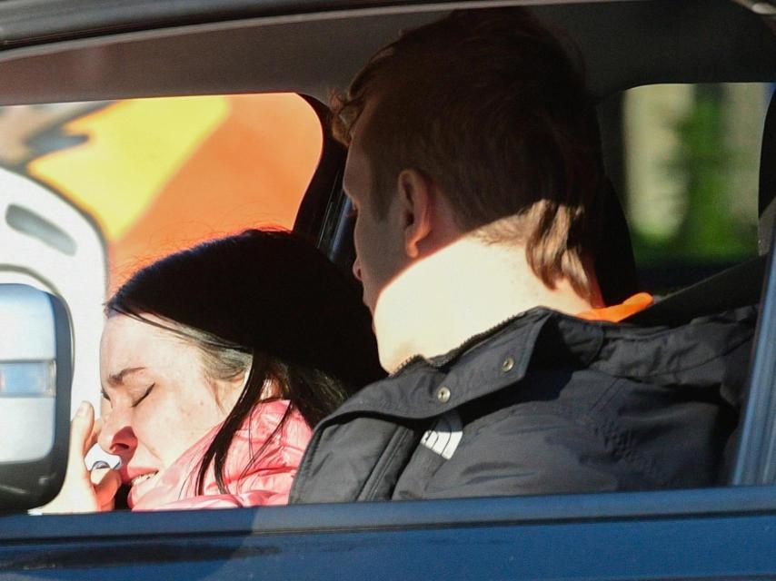 María Forqué, hija de Verónica, rompe a llorar dentro de un coche tras conocer el fallecimiento de su madre.
