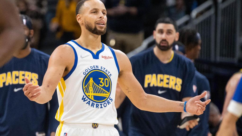 Stephen Curry celebra una canasta.