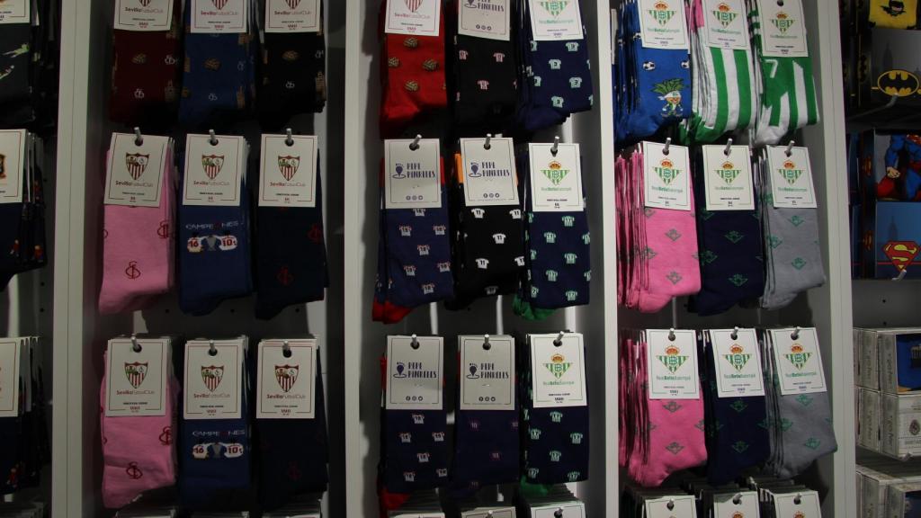 Calcetines del Real Betis Balompié y del Sevilla Fútbol Club.