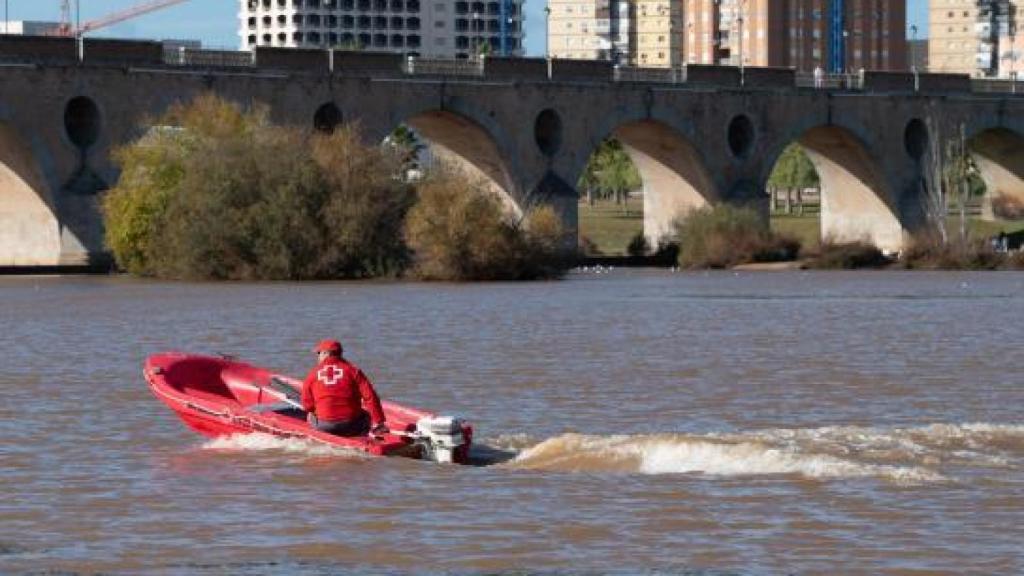 Una barca de la Cruz Roja haciendo labores de búsqueda en el Guadiana.