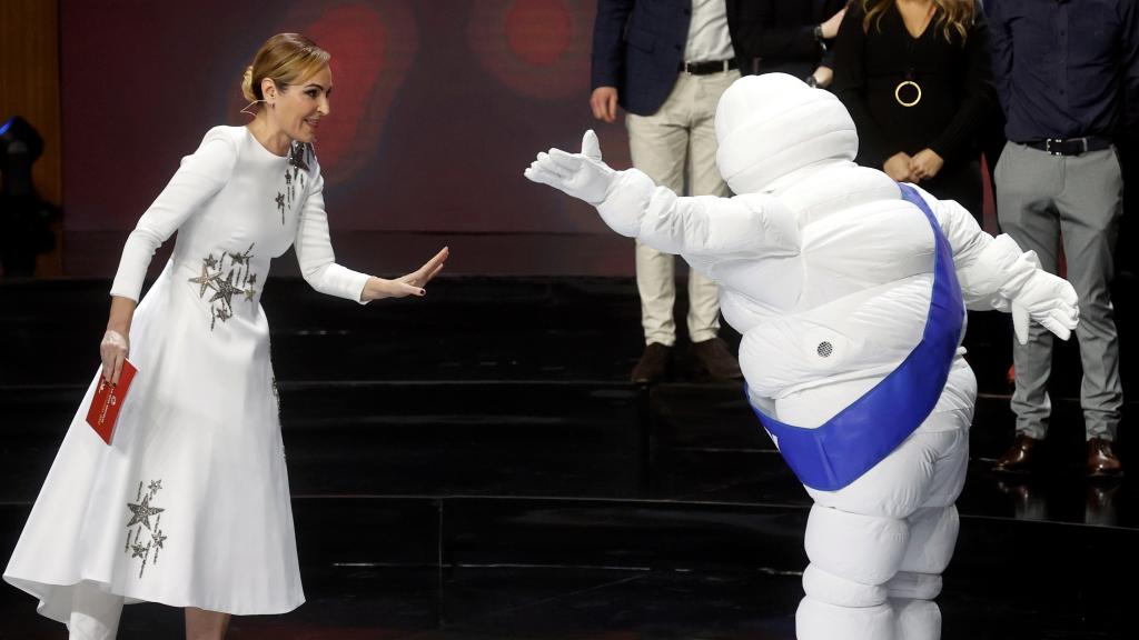 Ana Milán y Bibendum, en la gala donde han anunciado los nuevos estrellas Michelin.