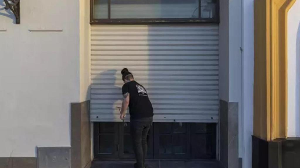 Un hostelero cierra su establecimiento por la crisis de la Covid.