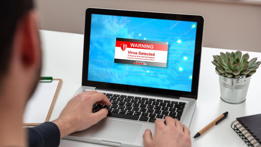 Un mensaje en un ordenador portátil alertando de la detección de un virus.