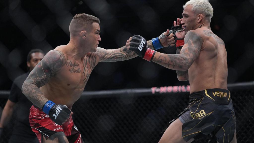 Dustin Poirier golpea a Charles Oliveira