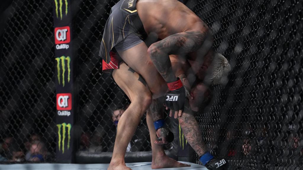 Mataleón de Charles Oliveira a Dustin Poirier en el UFC 269