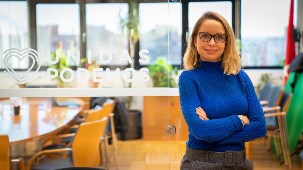 Carolina Alonso, portavoz de Unidas Podemos en la Asamblea de Madrid, recibe a EL ESPAÑOL en su despacho.