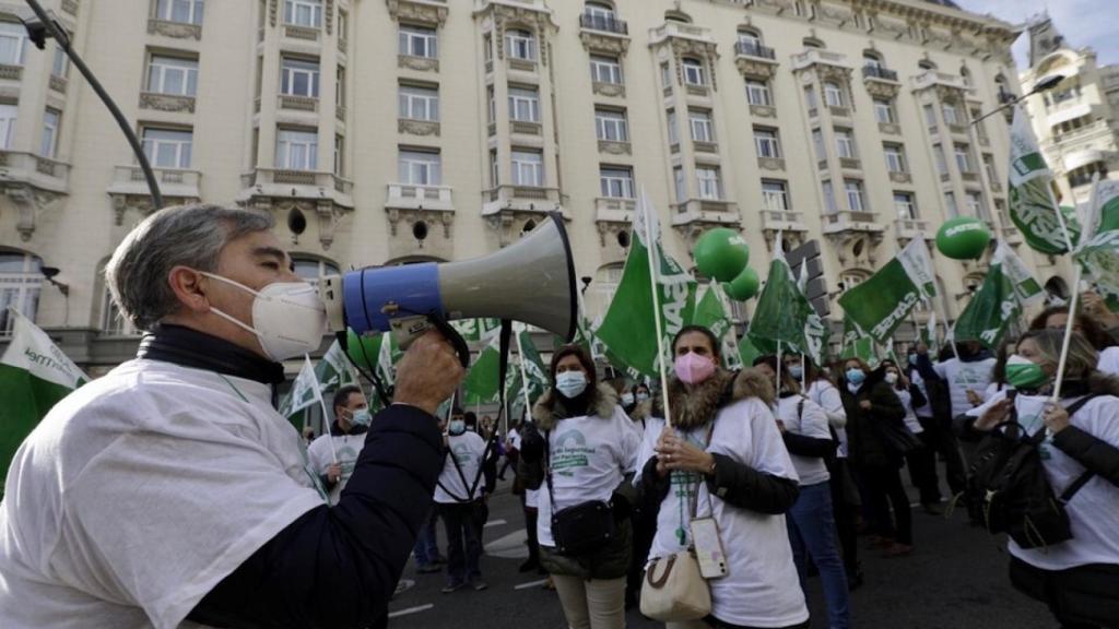 Manuel Cascos, presidente de Satse, en la protesta que realizaron frente al Congreso de los Diputados.