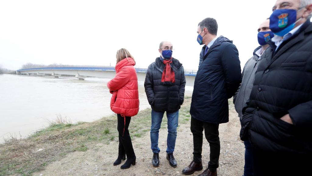 El presidente de España, Pedro Sánchez (3i), durante su visita a la localidad zaragozana de Pradilla de Ebro, acompañado por el presidente aragonés, Javier Lambán (2i), y otras autoridades.