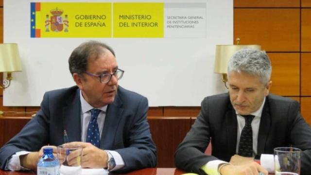 El ministro del Interior, Fernando Grande-Marlaska, junto a Ángel Luis Ortiz, secretario general de Instituciones Penitenciarias.