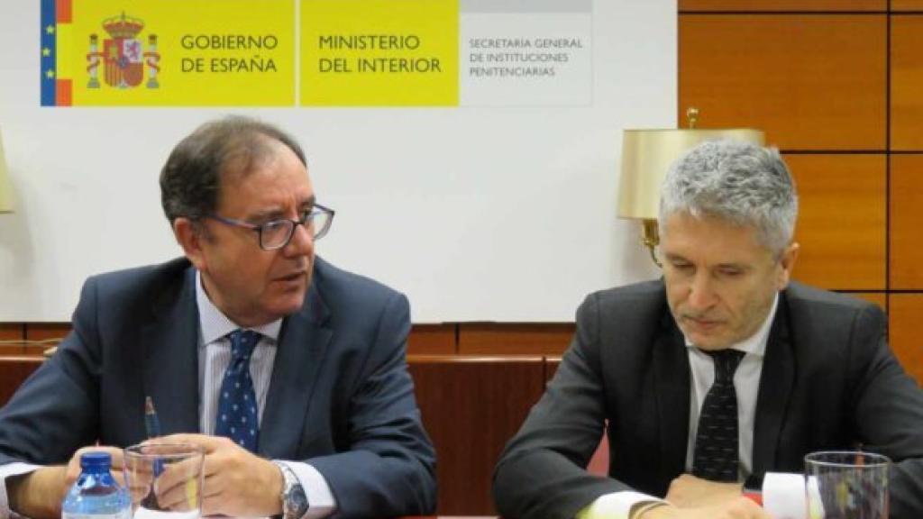 El ministro del Interior, Fernando Grande-Marlaska, junto a Ángel Luis Ortiz, secretario general de Instituciones Penitenciarias.