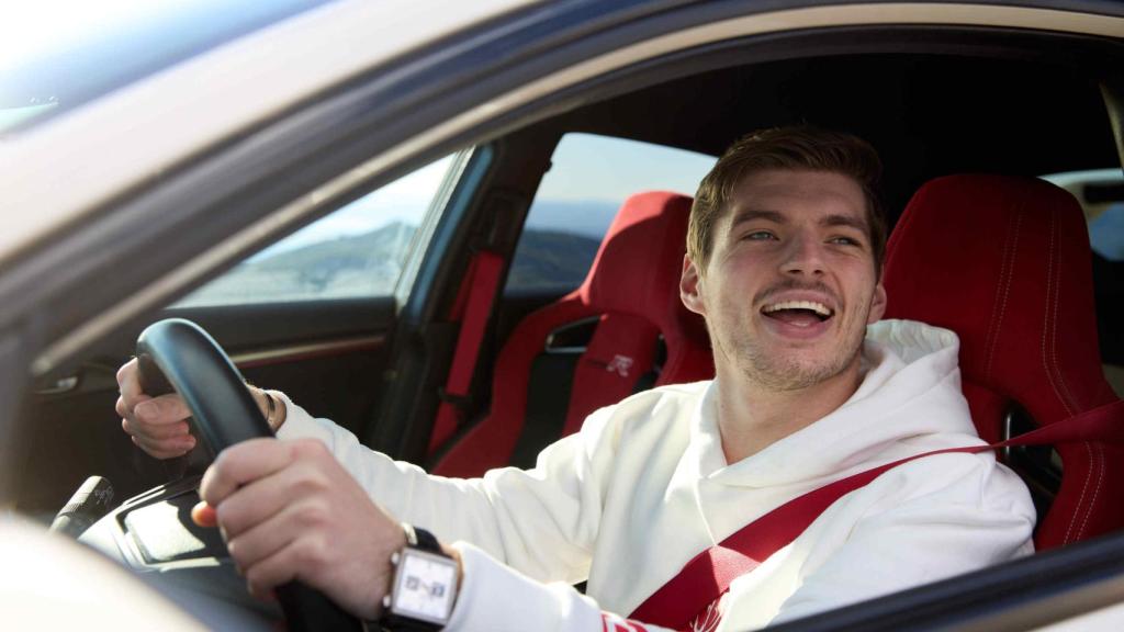 Max Verstappen, campeón del mundo de la Fórmula 1 al volante de su Honda Civic Type R.