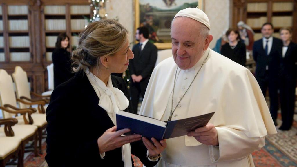 Yolanda Díaz y el Papa Francisco.