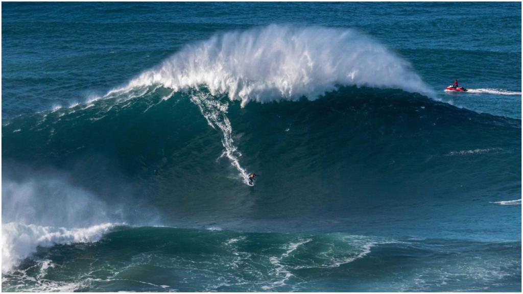 Eric Rebiere en el campeonato de olas gigantes de Nazaré (Portugal).