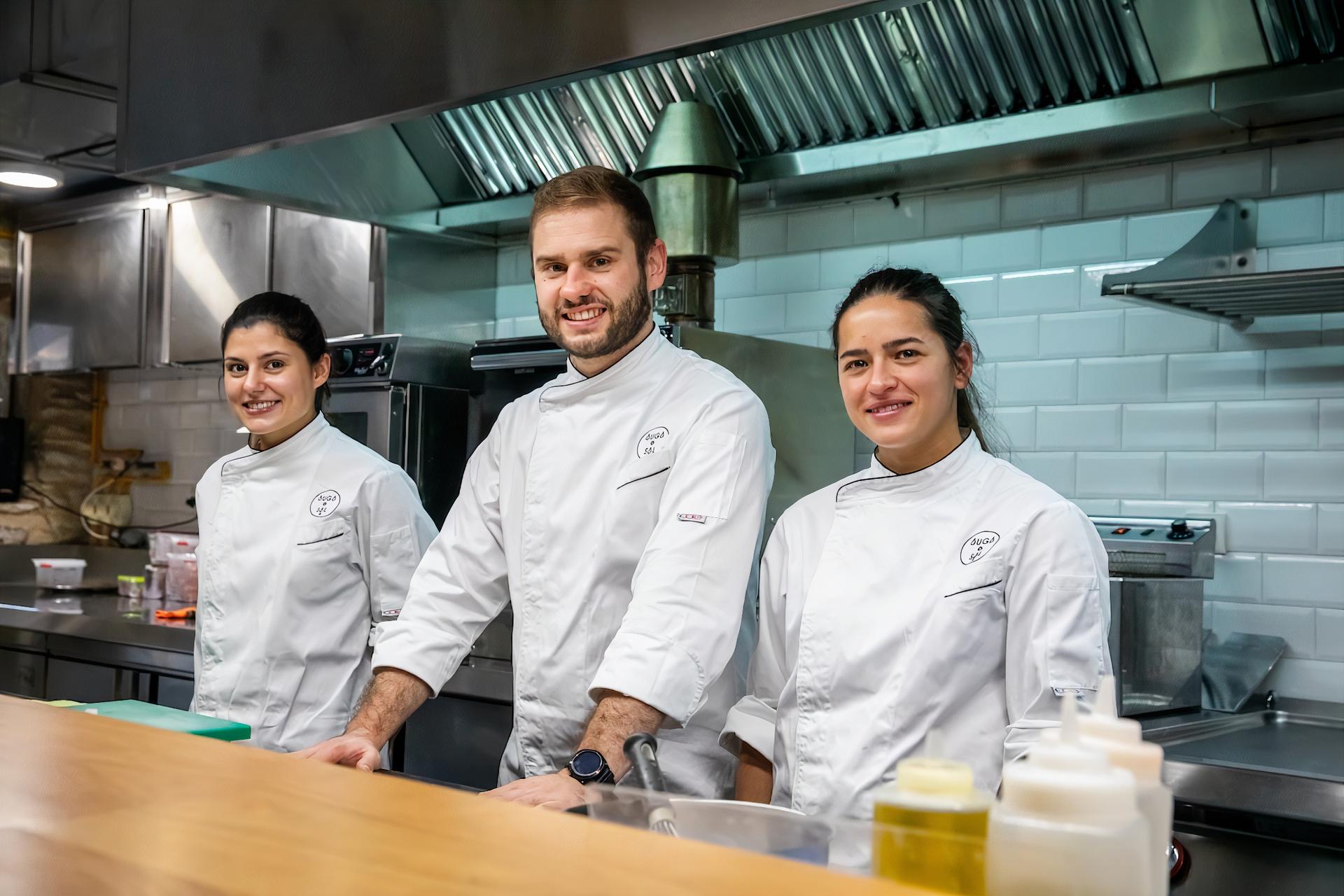 El equipo de cocina de Auga e Sal, dirigido por Áxel Smyth