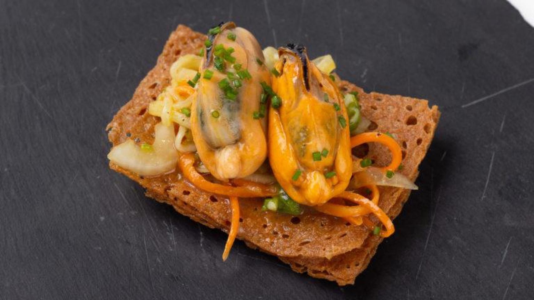 Tapa de Filloa de mexillón, de A Ostrería en Santiago(é)tapas de 2025.