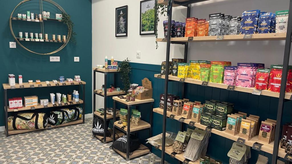 Productos expuestos en CBWeed Shop, en Vigo.