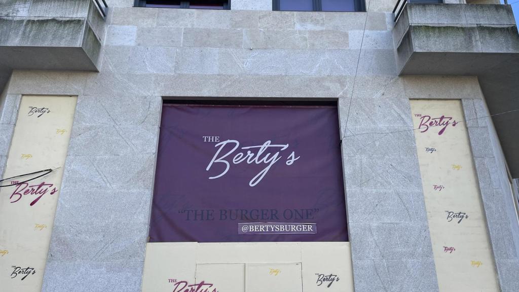 Cartel de la próxima apertura de Berty´s Burger en la calle Arenal.