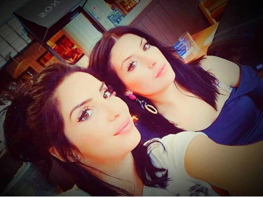 Sara, en primer plano, junto a su hermana Nora.