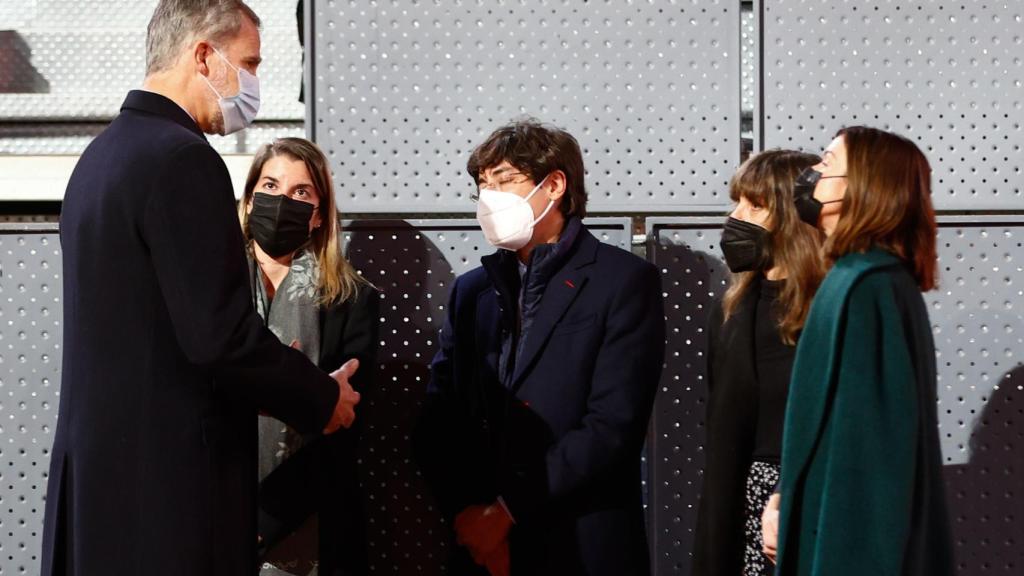 El rey Felipe VI dándole sus condolencias a cuatro de los cinco hijos de Manolo Santana: Alba, Beatriz, Borja y Bárbara.