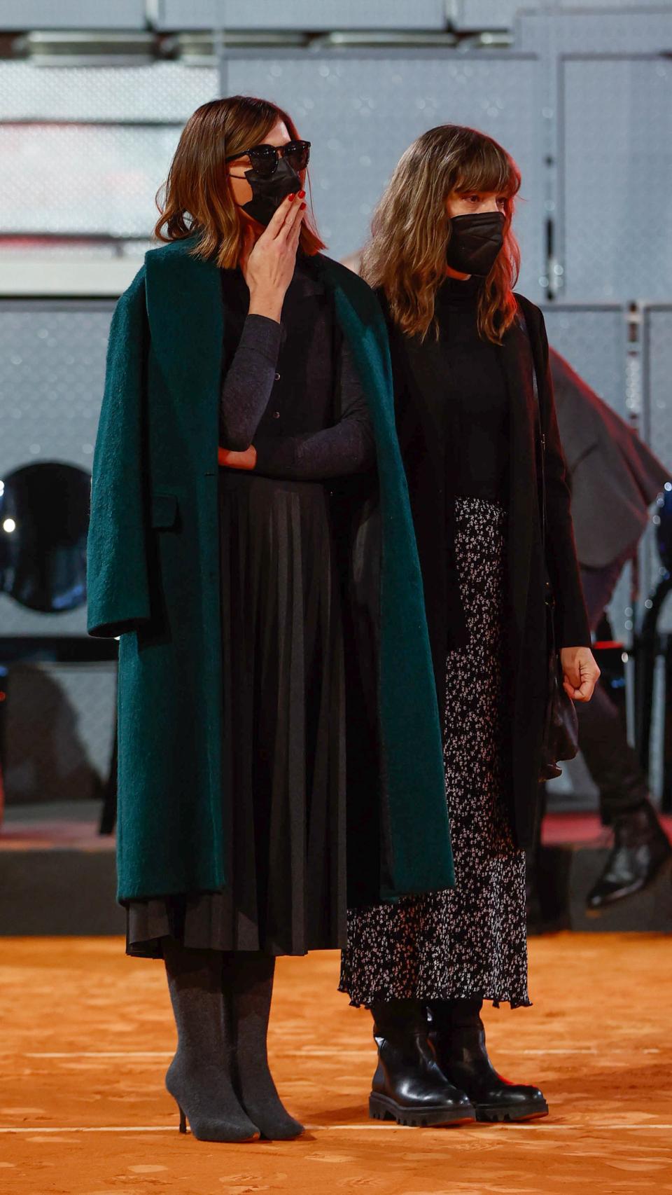 Alba Santana y su hermana Beatriz ante el féretro de su padre, la leyenda del tenis, Manolo Santana.