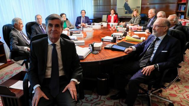 El presidente del Tribunal Constitucional Pedro José González-Trevijano Sánchez (i) preside el primer pleno de la institución tras su renovación en Madrid, este miércoles.