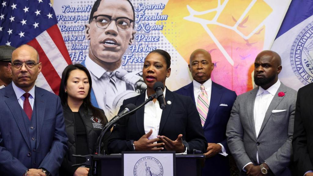 Keechant Sewell durante la rueda de prensa de este miércoles. Detrás, a la derecha, el alcalde Eric Adams.