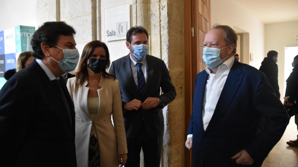 Andrew Palmer, CEO de Switch Mobiliy, saluda a las autoridades de Castilla y León.