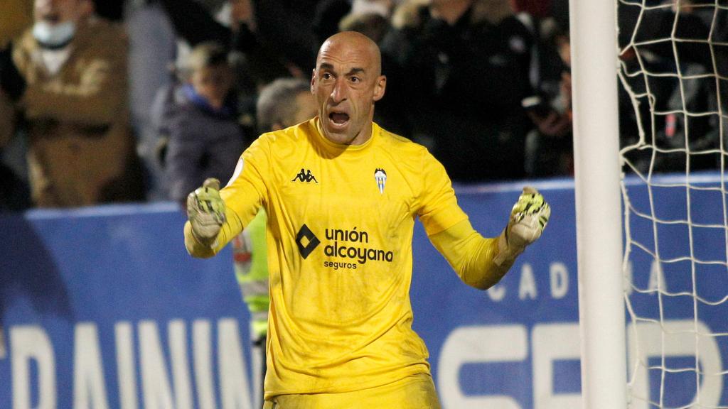 El guardameta del Alcoy, José Juan, celebra su pase a la siguiente fase de la Copa del Rey tras derrotar al Levante.