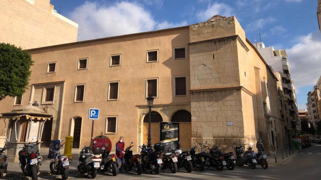 El antiguo convento, por fuera.