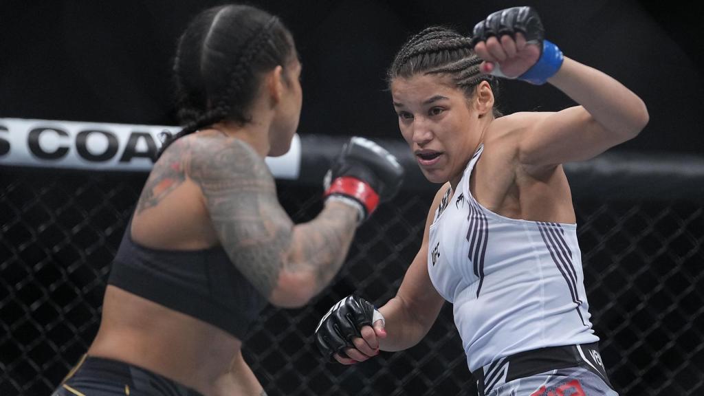 Amanda Nunes y Julianna Peña, durante la UFC 269