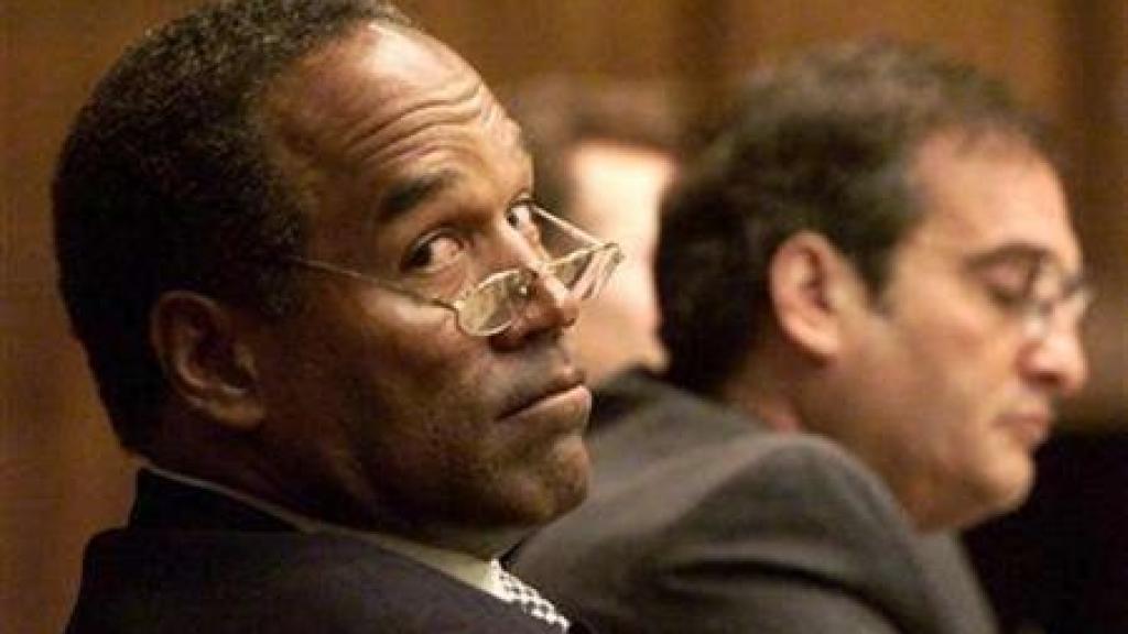 O.J. Simpson, leyenda de la NFL, durante un juicio