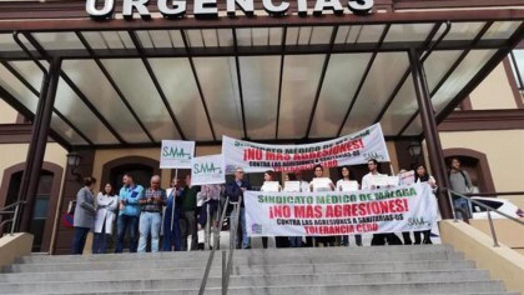 Imagen de una concentración para denunciar agresiones a sanitarios en Málaga.