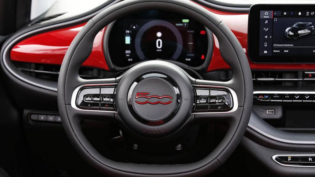 El Fiat 500 eléctrico es todo un icono en la industria del automóvil.