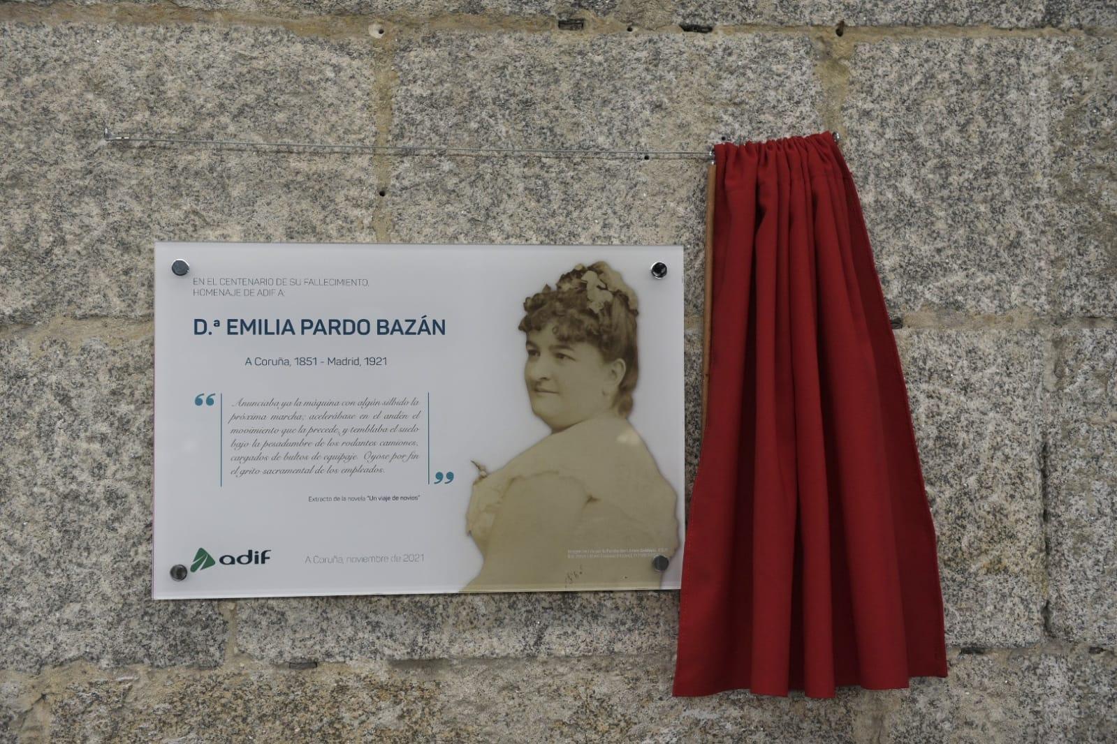 La placa de Emilia Pardo Bazán en la Estación de A Coruña (@Adif_es).