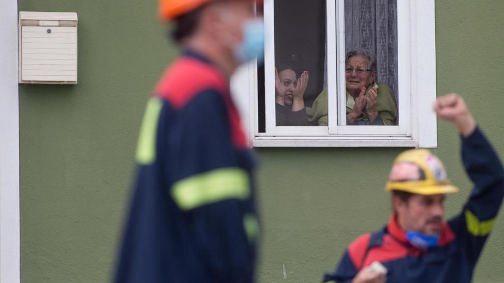 Dos personas aplauden durante la concentración de los trabajadores para pedir una solución el pasado 17 de noviembre.