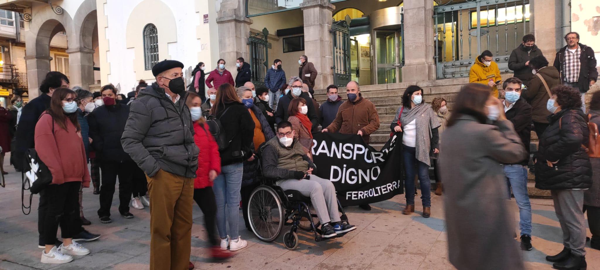 Usuarios en Praza Galicia. Foto: Quincemil.