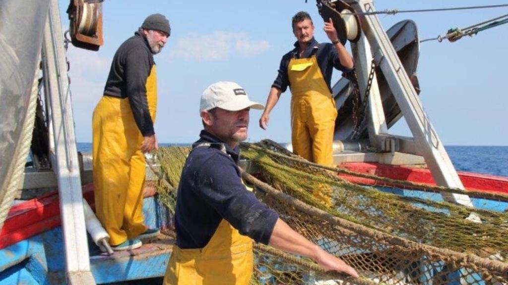 Pescadores faenando en una imagen de archivo.